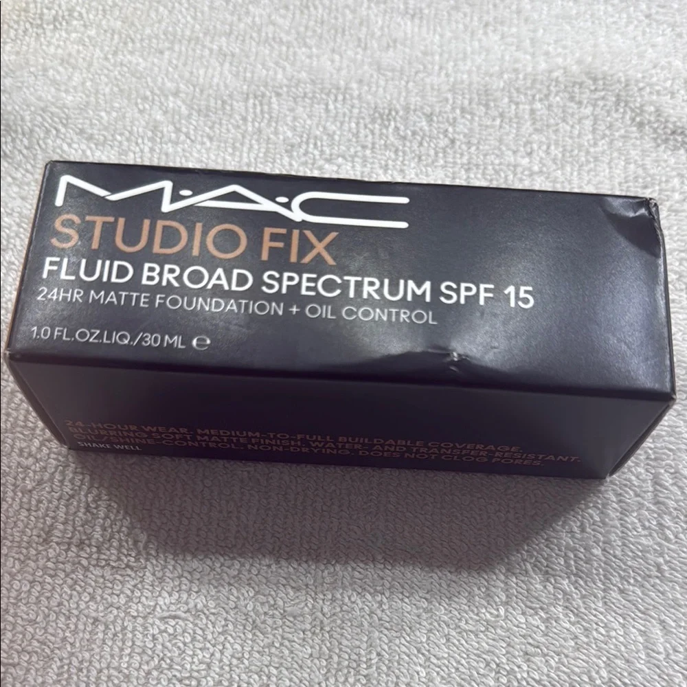 New in Box MAC Studio Fix Fluid Foundation SPF 15 NW33 - Picture 3 of 6